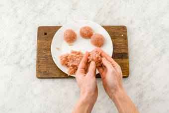 Draai per persoon 4 balletjes van het kipgehakt.