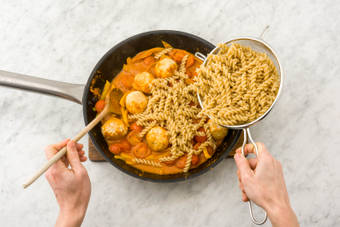 Voeg de fusilli toe.