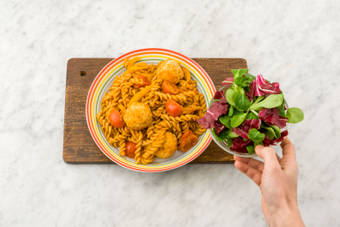 Serveer met de veldslamelange.