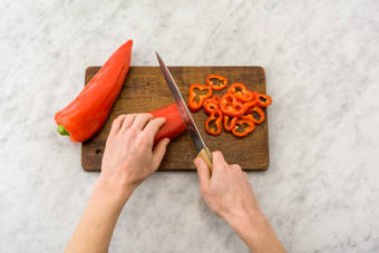 Snijd de Turkse pepers in dunne ringen.