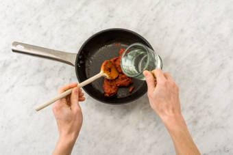 Bereid de saus van tomaat en knoflook.