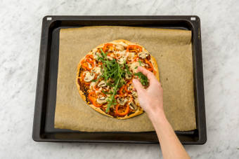 Verdeel de pizza´s over de borden en besprenkel met extra vierge olijfolie.