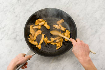 Roerbak de kipfiletreepjes.