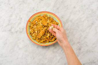 Bestrooi met de overige pinda’s.