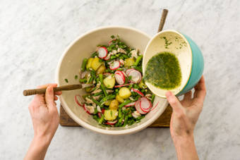 Voeg de dressing toe.