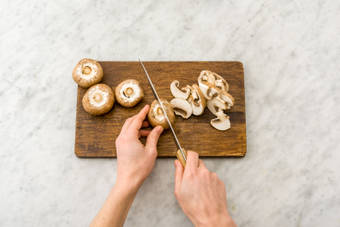 Snijd de kastanjechampignons in plakken.