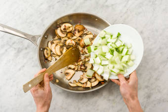 Voeg de witte delen van de paksoi toe.