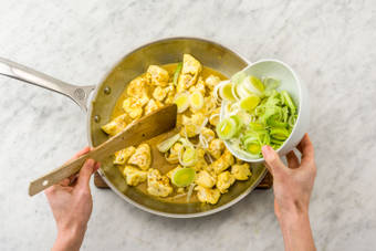 Voeg halverwege de prei toe.