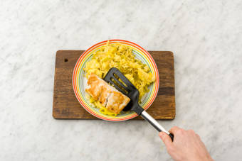 Verdeel het gerecht over de borden.