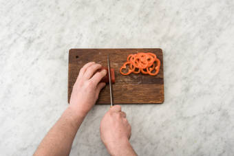 Snijd de Turkse peper in dunne ringen.