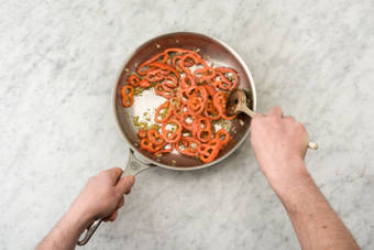 Bak de Turkse peper, ui en de oregano.
