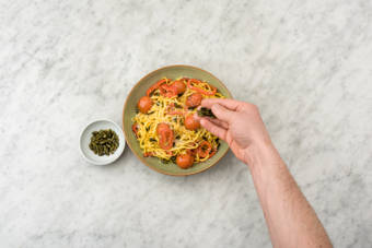 Garneer met de pompoenpitten en grana padano.