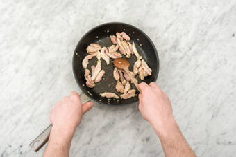 Bak de kippendijfiletreepjes.