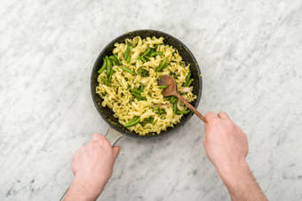 Voeg 1 el kookvocht per persoon toe.