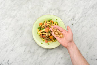 Verdeel het gerecht over de borden.