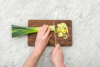 Snijd de prei in dunne ringen.