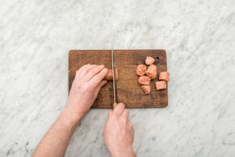 Snijd de kipworstjes in stukken van 1,5 cm.