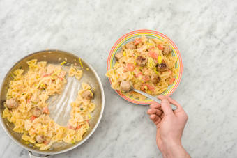 Verdeel het gerecht over de borden.