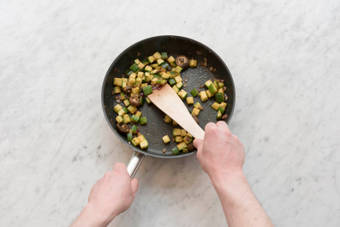 Roerbak de groenten.