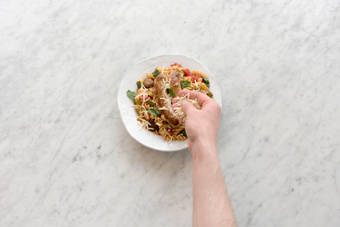 Garneer met de belegen kaas en basilicum.