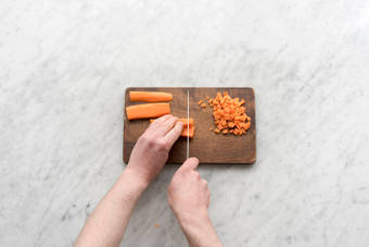 Snijd de wortel in blokjes