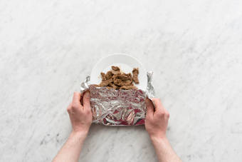 Bewaar de biefstukreepjes op een bord, afgedekt met aluminiumfolie.