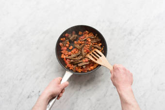 Voeg de biefstukreepjes toe.