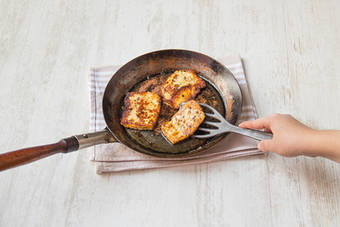 Cook the halloumi