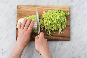 Snijd de Chinese kool in reepjes.