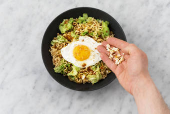 Serveer de maaltijd, eet smakelijk!