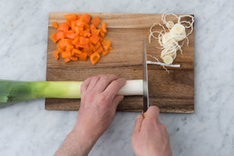 Snijd de prei in fijne ringen.