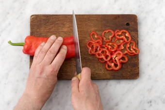 Snijd de Turkse peper in ringen.