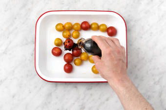 Besprenkel de cherrytomaten met de zwarte balsamicoazijn.