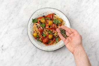 Serveer de maaltijd, eet smakelijk!