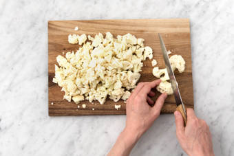 Snijd de bloemkool in kleine roosjes.