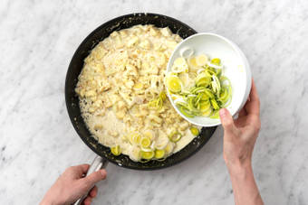 Voeg halverwege de prei toe.