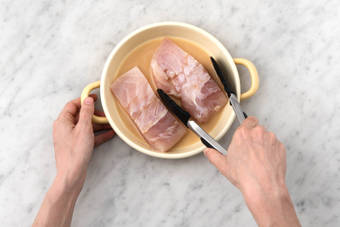 Besprenkel de victoriabaars met de sojasaus en kokosmelk.