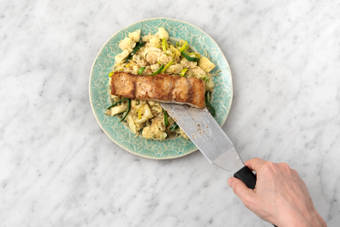 Serveer de maaltijd, eet smakelijk!