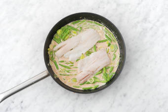 Leg de koolvis op de groenten en stoof in de pan.