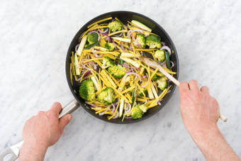 Bak de groenten en aardappelpartjes.