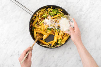 Voeg de grana padano toe.