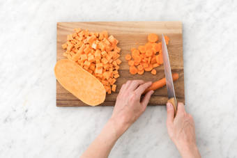 Snijd de peen in plakken.