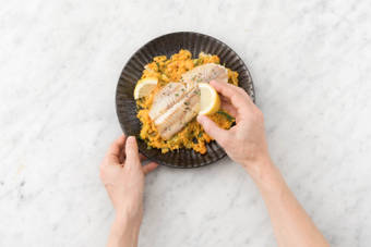 Serveer de maaltijd met partjes citroen, eet smakelijk!