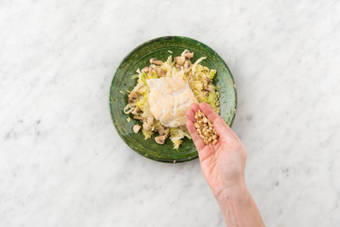 Garneer met de pijnboompitten