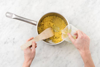 Schenk de bouillon over de orzo