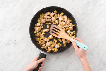 Bak de appel en kipfiletstukjes.