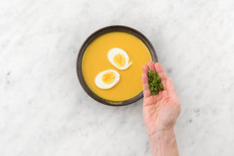 Garneer met de achtergehouden groene delen van de bosui.