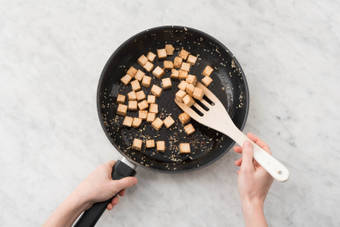 Tofuwürfel anbraten