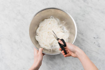 Glasnudeln schneiden