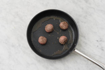 Gehaktballetjes draaien